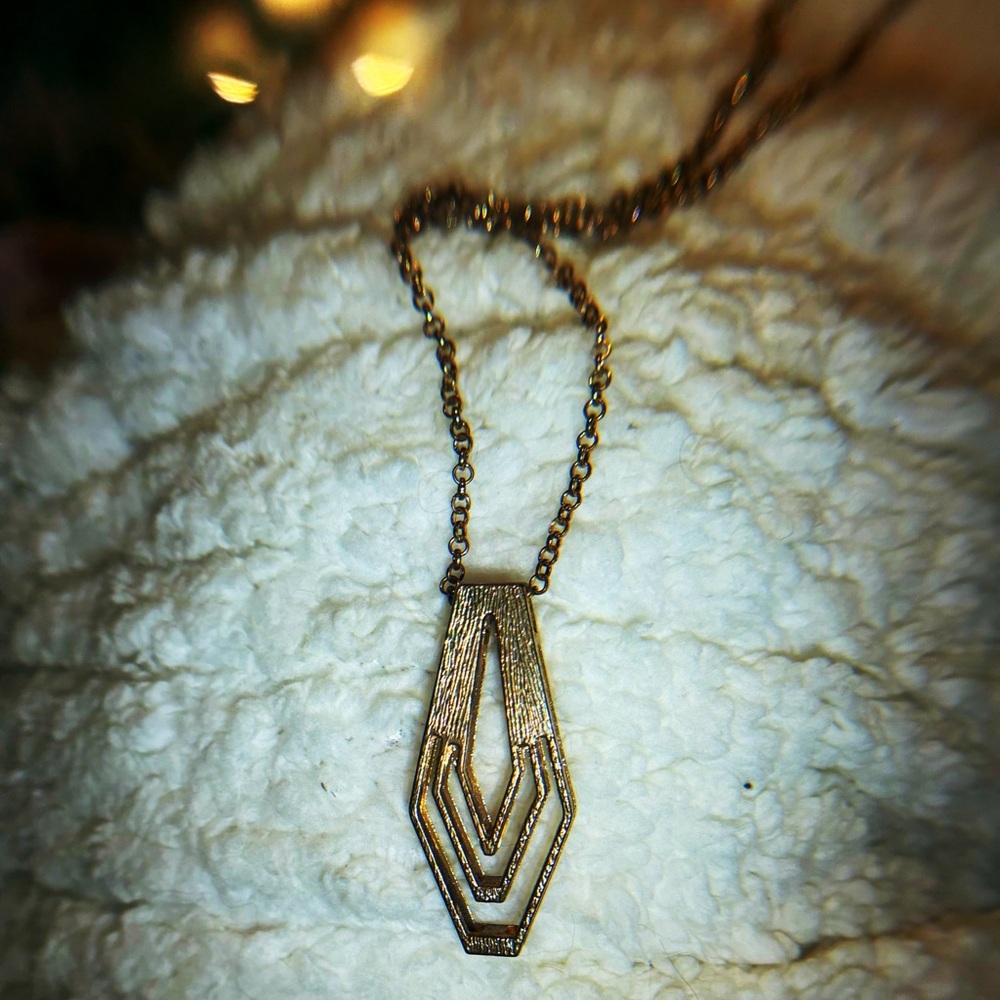 Absolutely mesmerizing gold toned necklace LONG